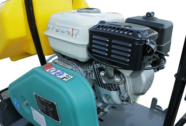 Виброплита бензиновая TeaM C-100 с двигателем Honda и баком для воды, ковриком и колесами Виброплита бензиновая TeaM C-100 с двигателем Honda и баком для воды, ковриком и колесами