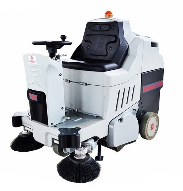 Аккумуляторная подметальная машина с местом оператора Bennett Tornado 700bd PLUS (с литиевым АКБ 315 а/ч) Аккумуляторная подметальная машина с местом оператора Bennett Tornado 700bd PLUS (с литиевым АКБ 315 а/ч)